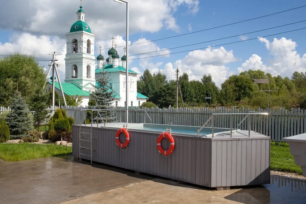 На улице над уровнем площадки